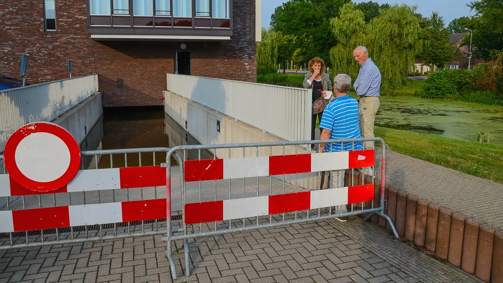 z8tljnfy0ya79hzjlhthljlgt parkeergarage met autos loopt vol water in heemskerk