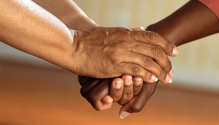 zorghanden pixabay 715x408