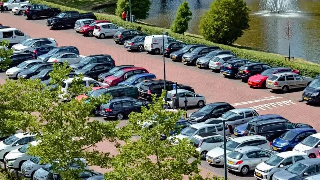 ij360_parkeren-autos-halve-maan-1024x576