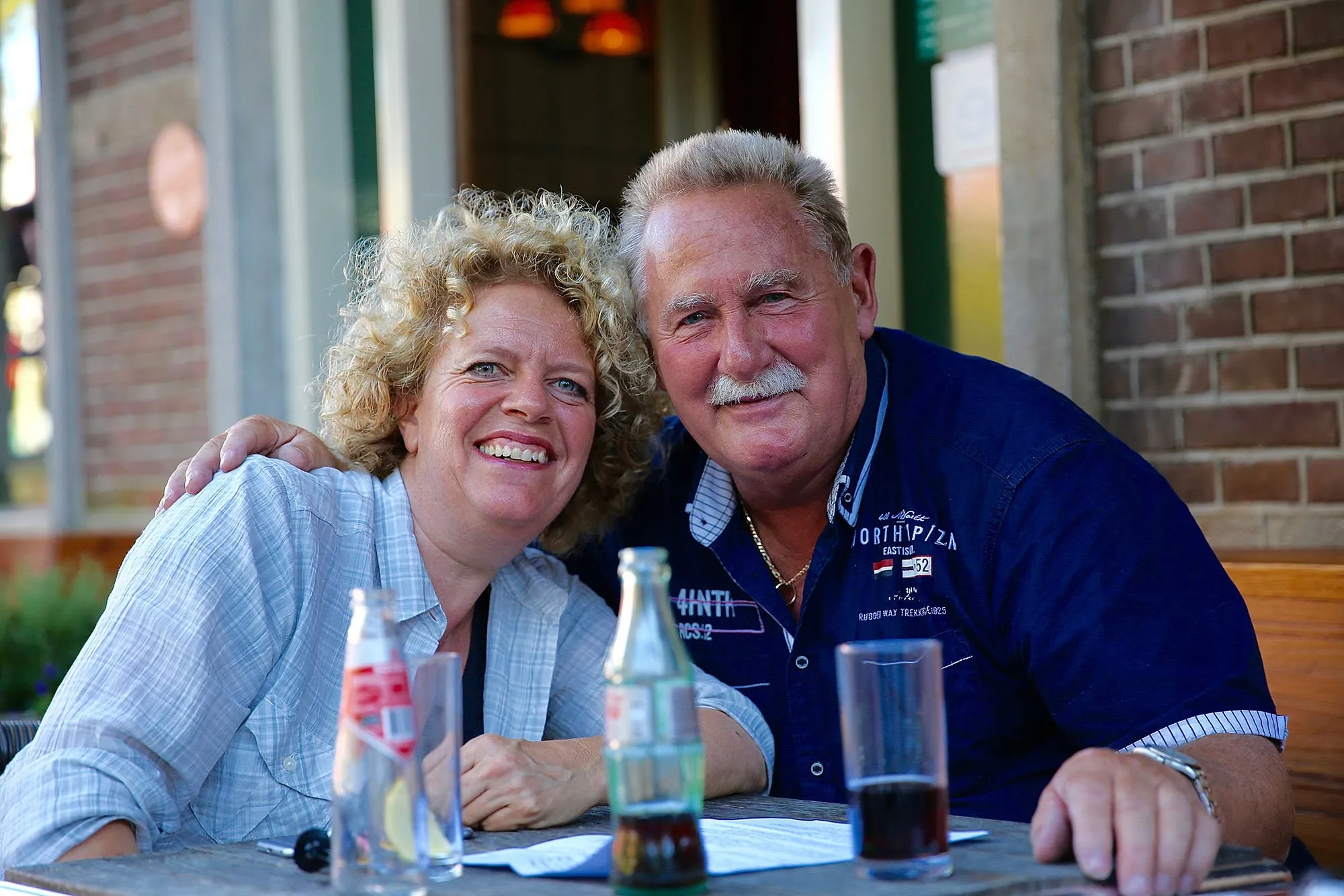 naast elkaar