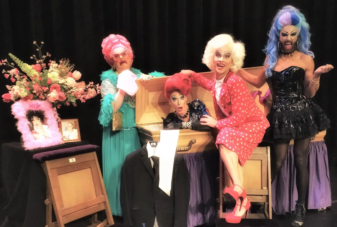 thumbnail publiciteitsfoto four drags and a funeral arjan boes photography