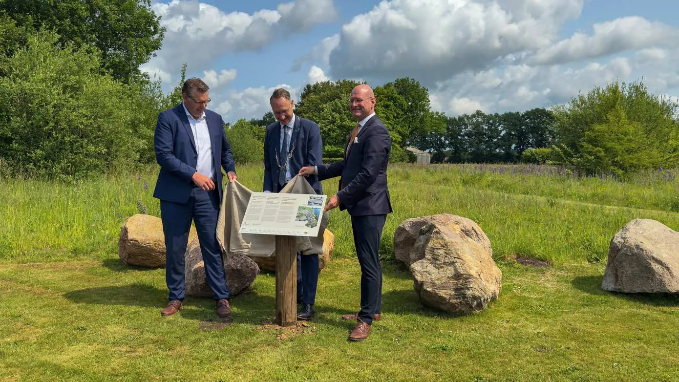 de onthulling van de teruggekeerde zwerfkeien bij het hunebedcentrum foto hunebedcentrum