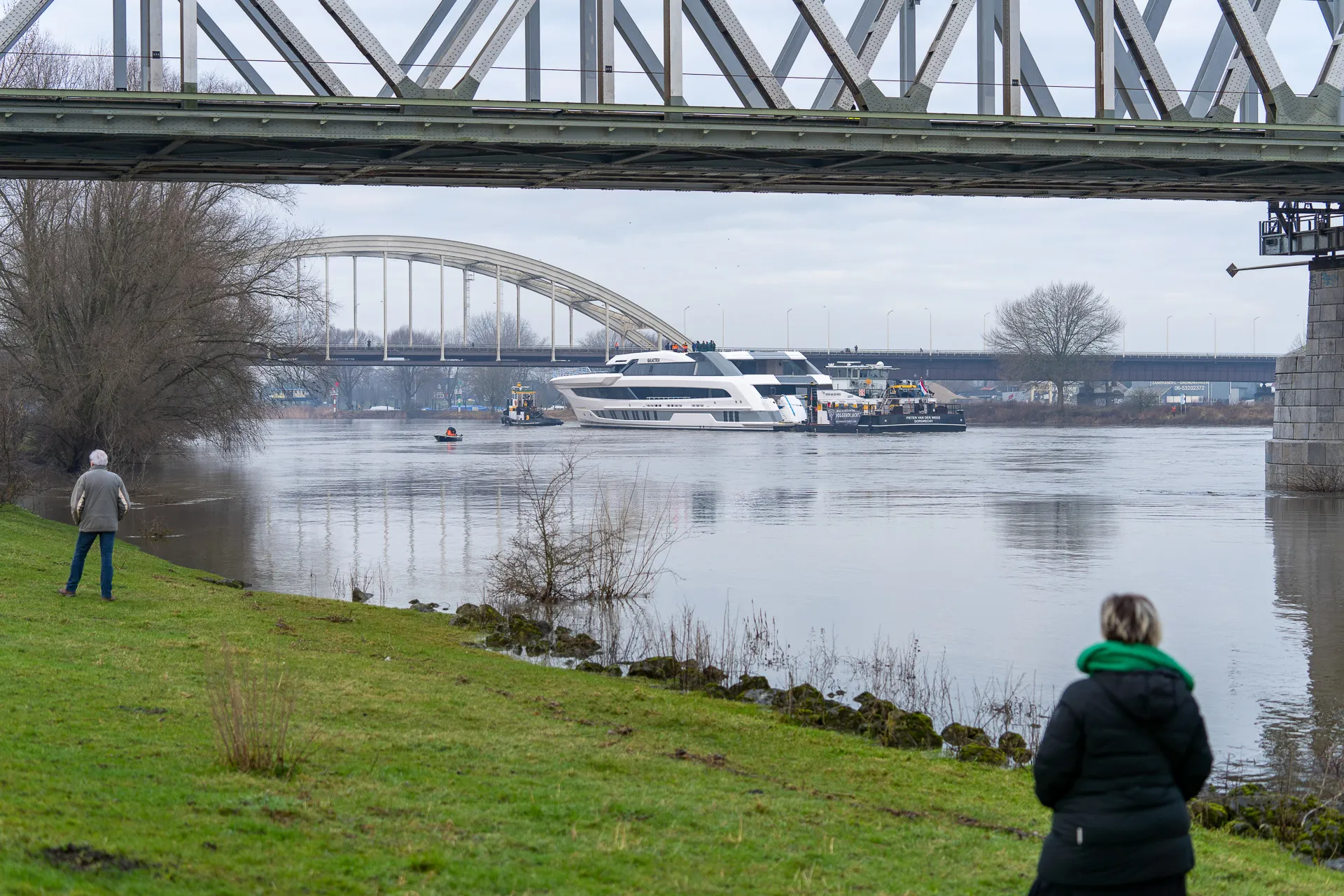 2022 01 10 reality photo superjacht eindelijk onder spoorbrug hedel door 4