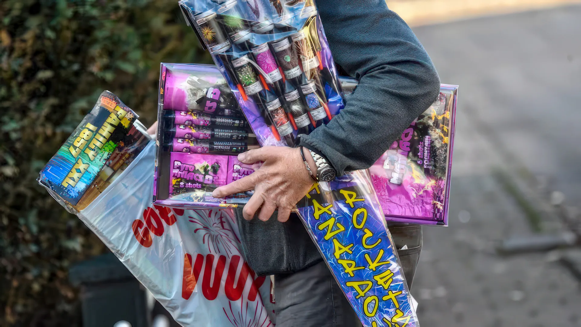 man heeft handenvol aan vuurwerk