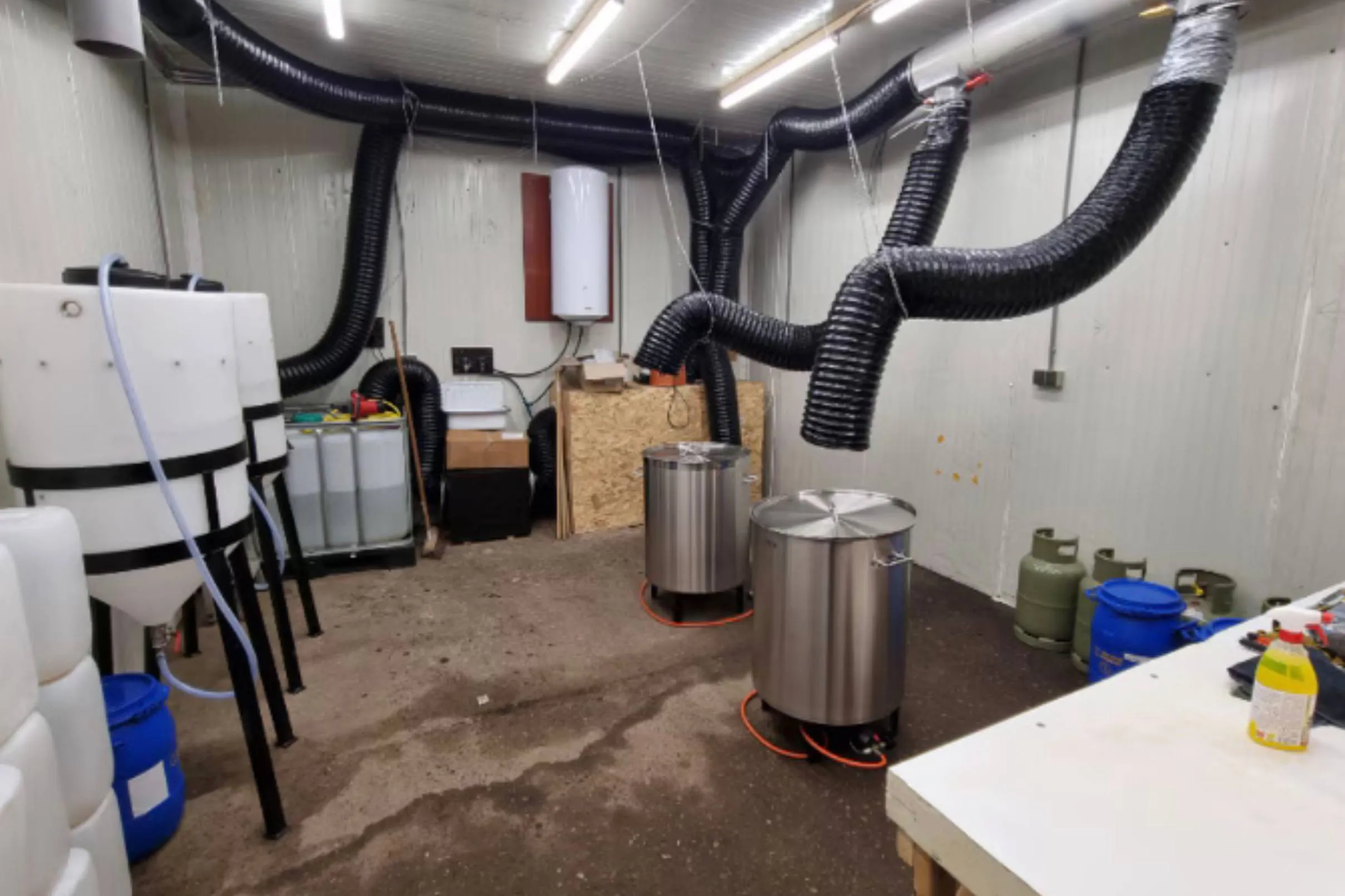 Drugslab_waalwijk_binnen_Politie