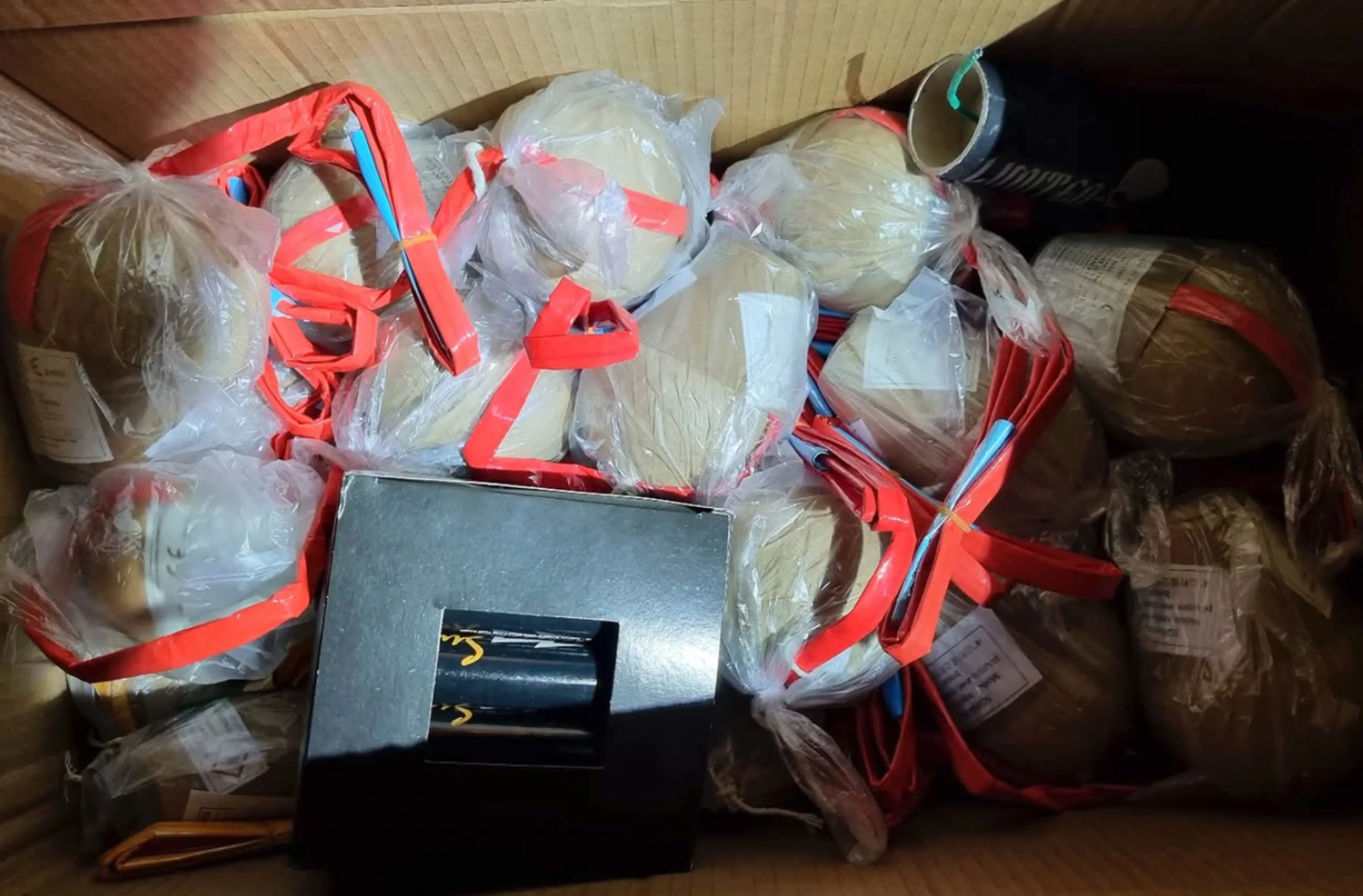 20251117 Politie_Kaatsheuvel_illegaal_vuurwerk