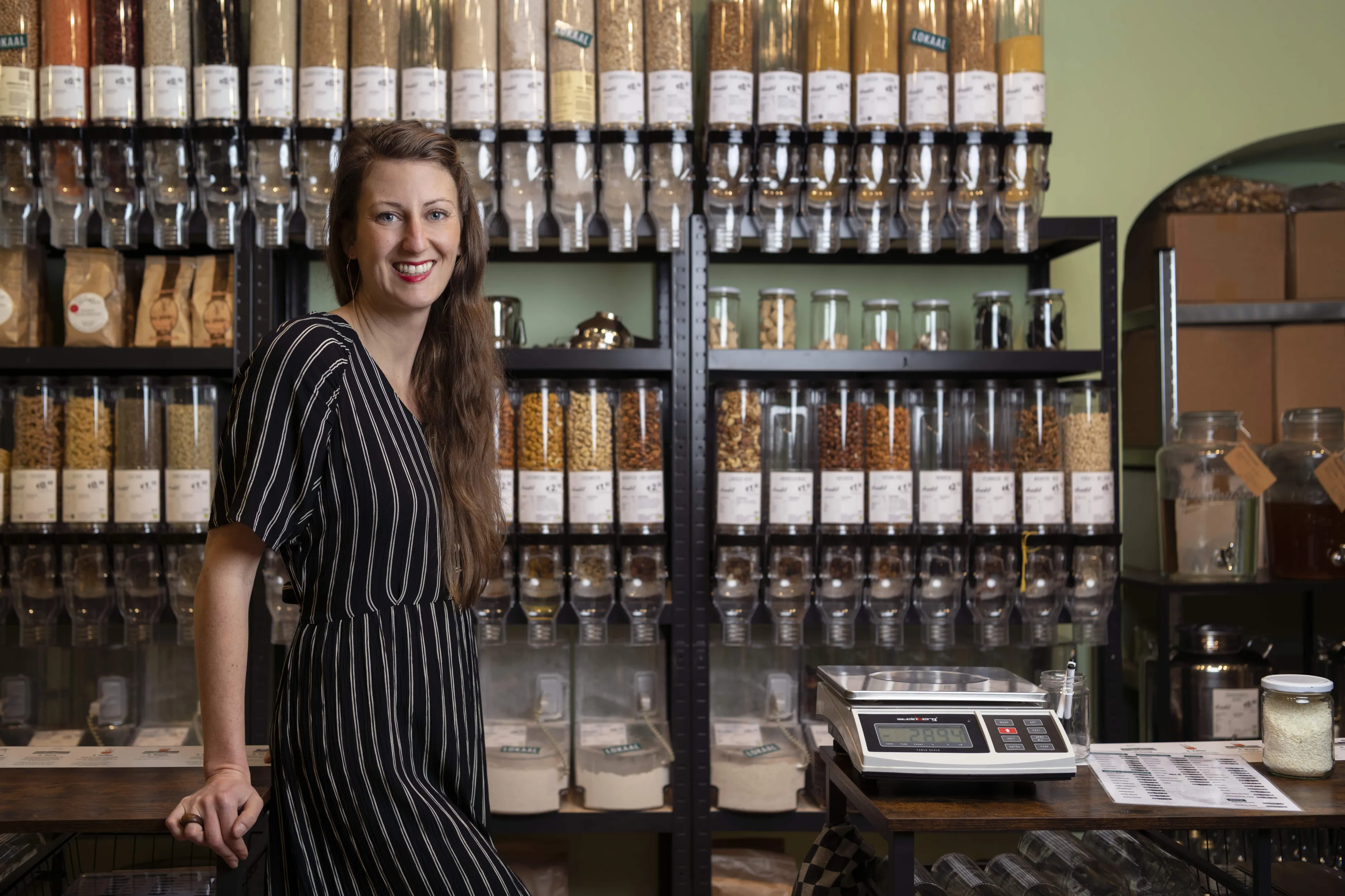 elisah pals in een verpakkingsvrije winkel min