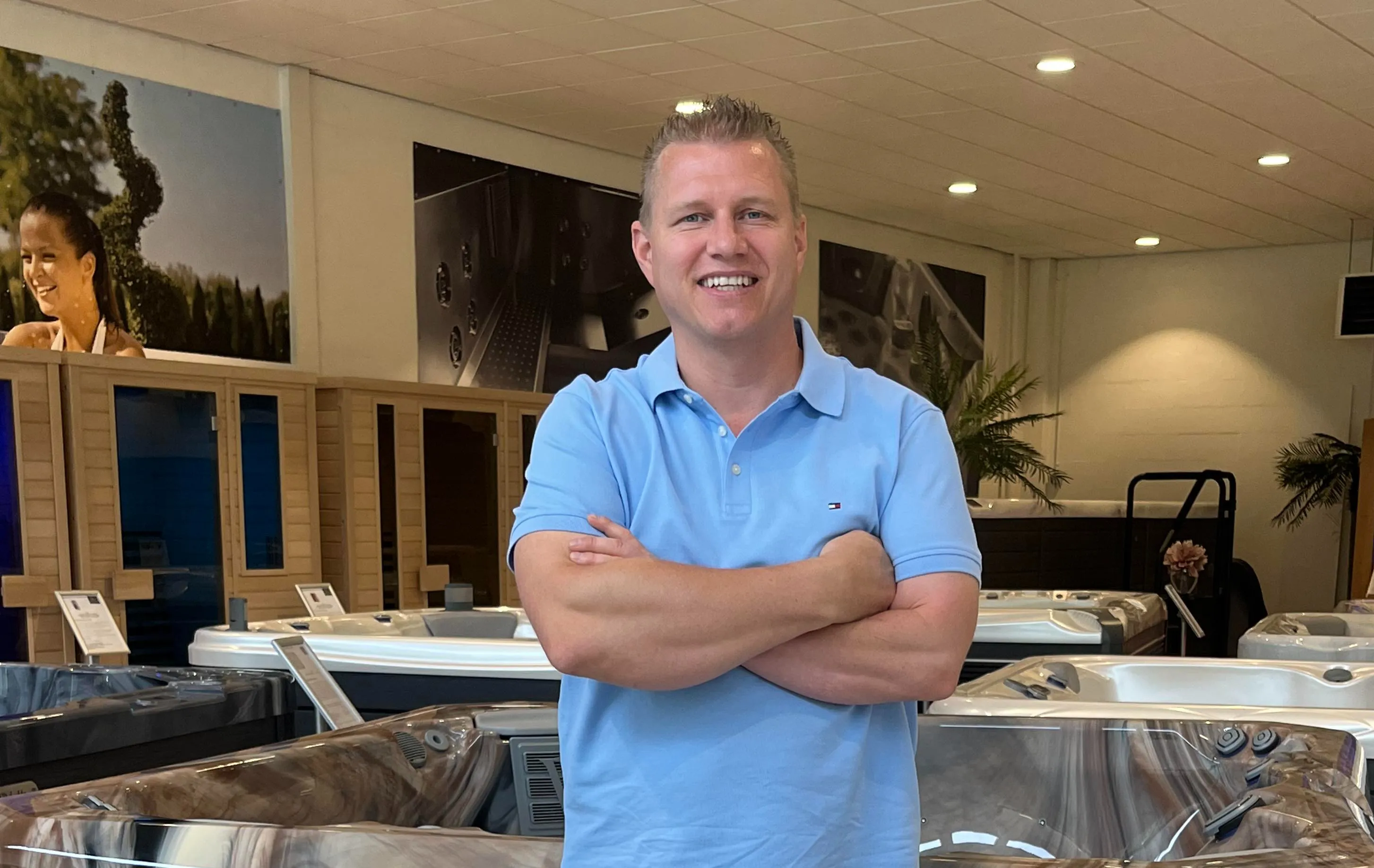 max blom poseert met twee awards in zijn showroom te etten leur 1