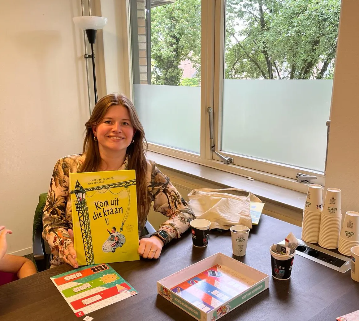stagiaire merel met prentenboek surplus