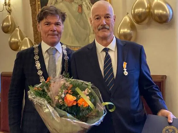 Burgemeester Paul Depla en de heer Ron Kemps. Foto: Gemeente Breda