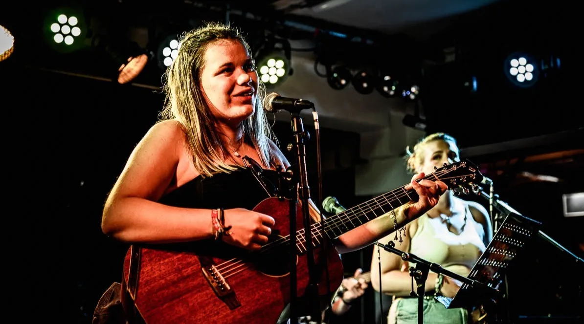 Deelnemers United Tunes op het podium bij Poppodium Phoenix - Foto door Tirtzah Bego