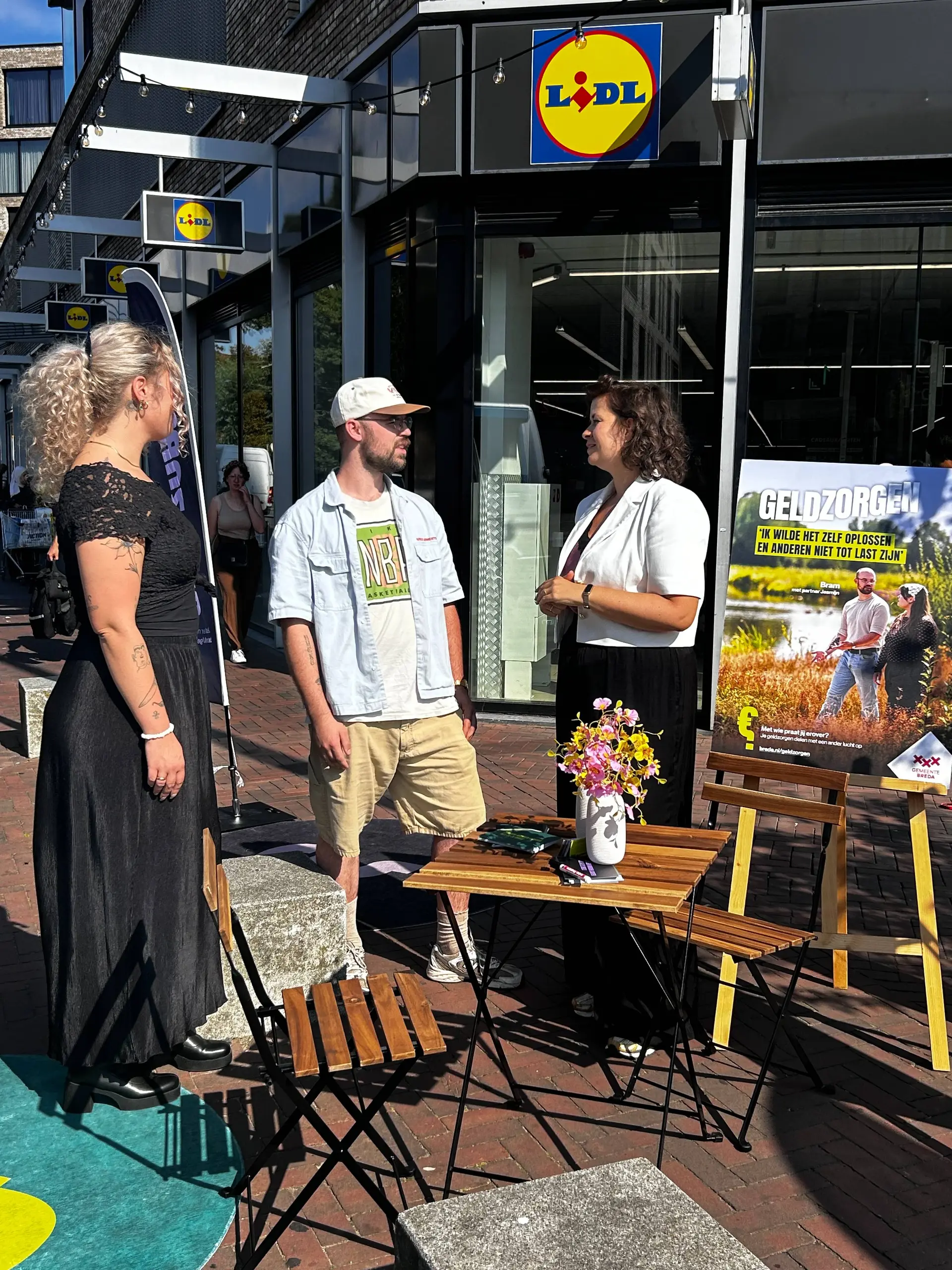 Wethouder Anja den Braber in gesprek met Bram en Lisa