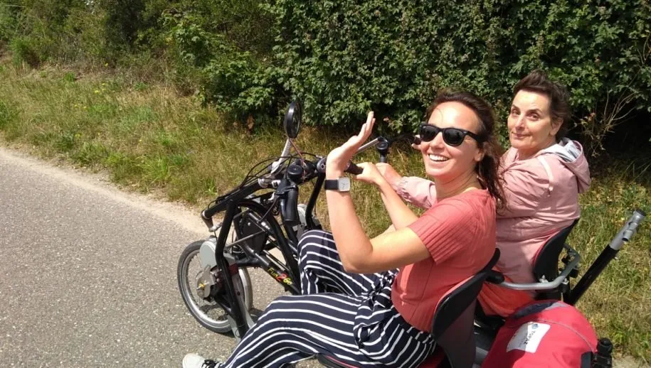 kim en haar moeder1 915x518