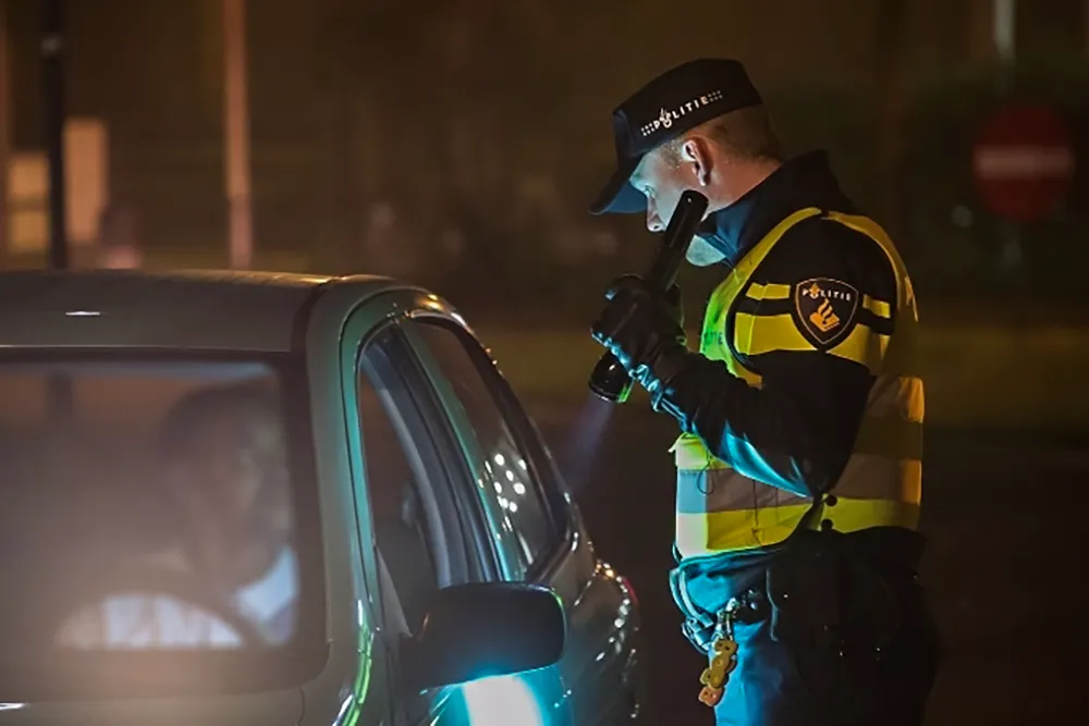 verkeerscontrole agent met zaklantaarn kopieren
