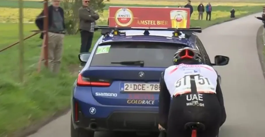 pogacar rebufo coche
