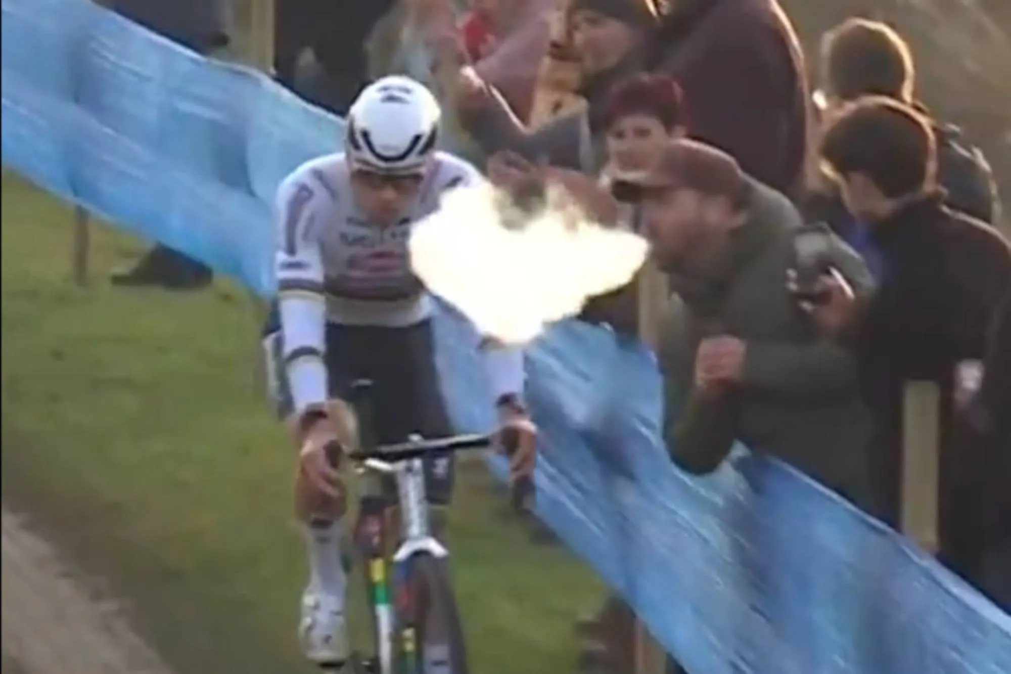 Mathieu van der Poel, afectado por el humo de un espectador en Hofstade