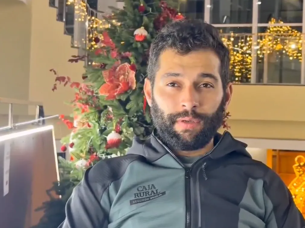 Fernando Gaviria, con la sudadera del equipo Caja Rural Seguros RGA