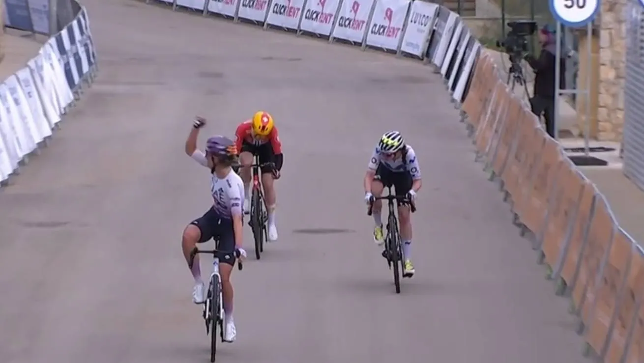 Karlijn Swinkles celebrando la victoria en el Trofeo Binissalem 2026.