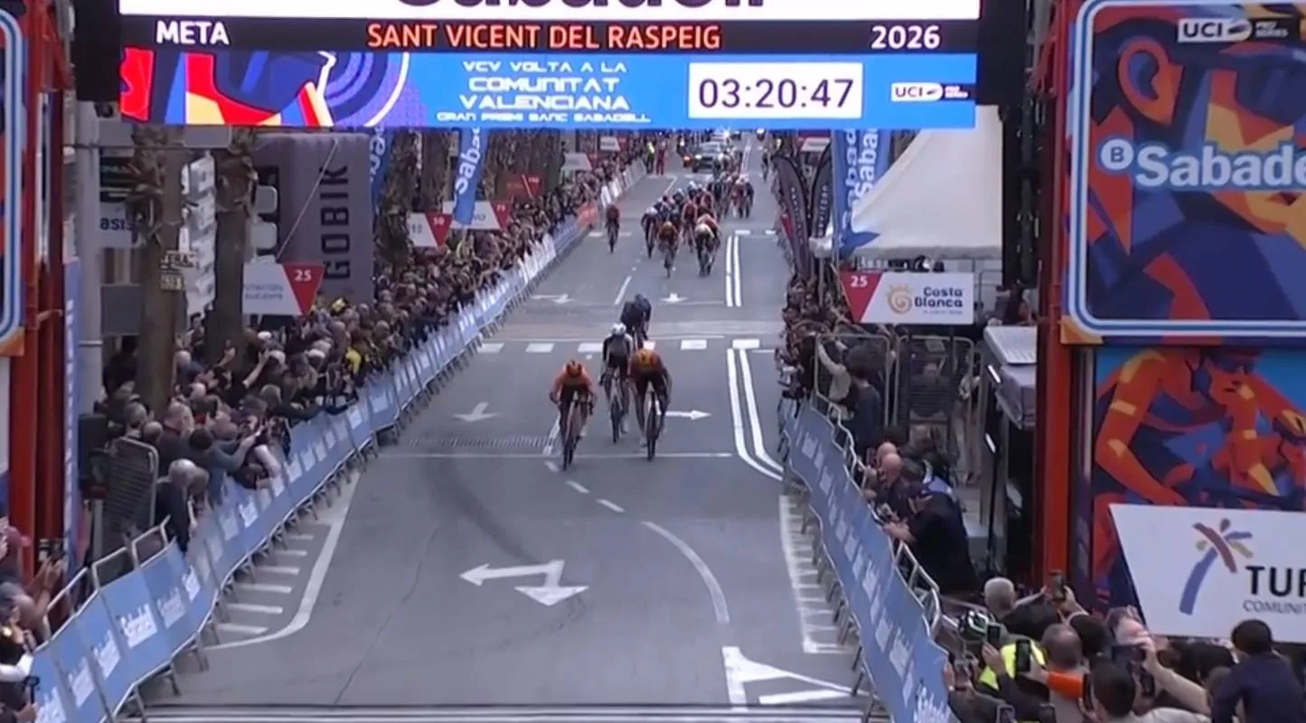 Andrew August, esprintando para conseguir la victoria