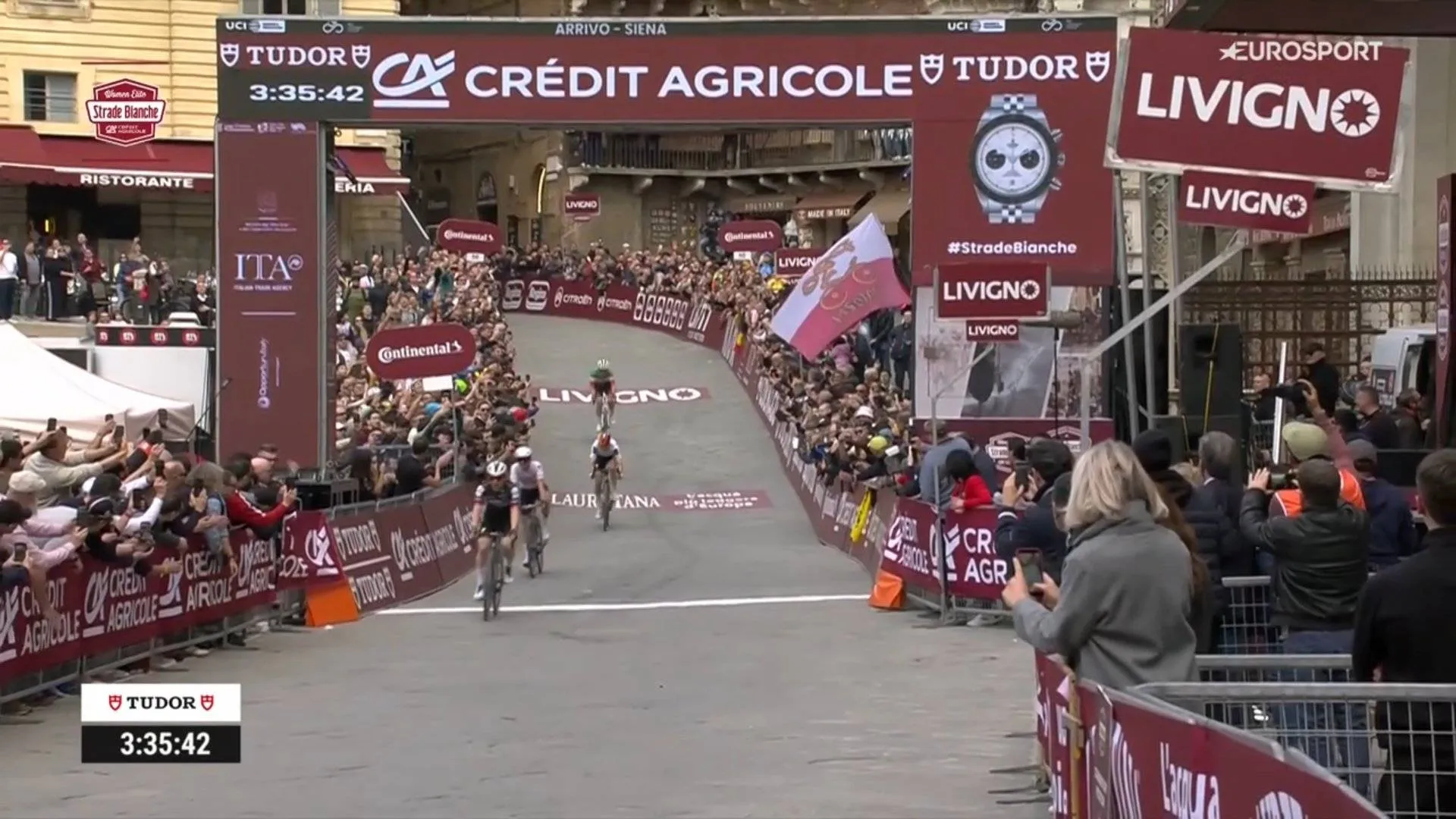 Elise Chabbey, ganando la Strade Bianche Donne 2026.