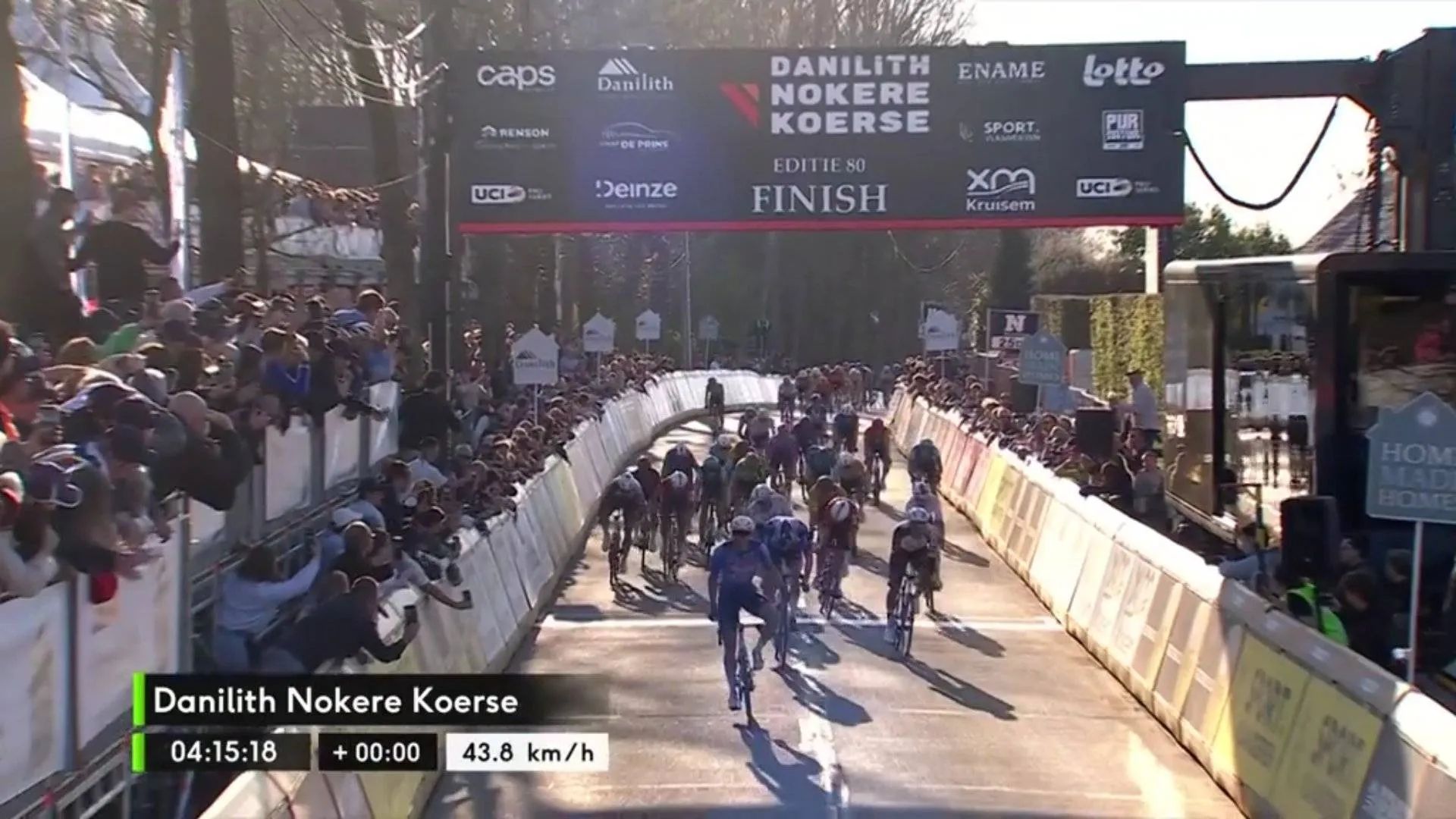 Jasper Philipsen gana Nokere Koerse 2026. Alec Segaert aparece a la derecha, junto a las vallas