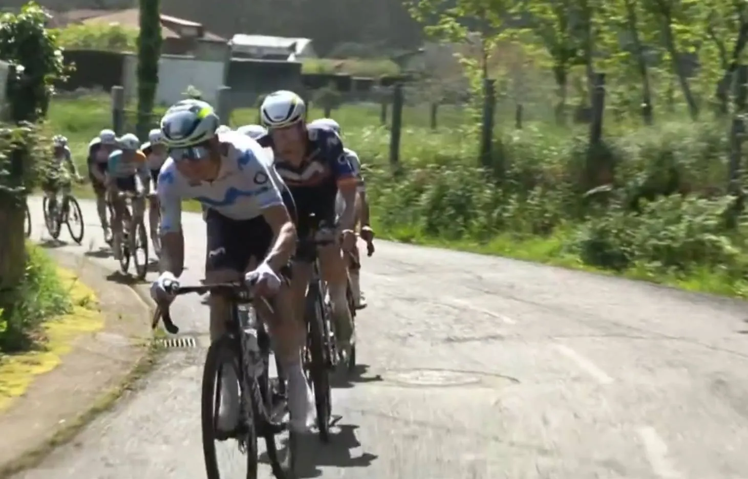 Davide Formolo, tirando del pelotón para Movistar Team en O Gran Camiño.