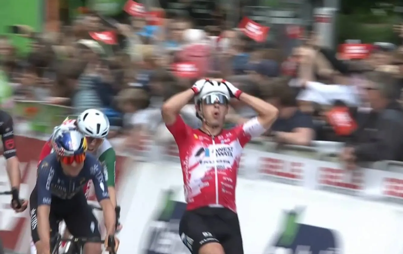 Tommaso Dati le gana a Tom Pidcock la etapa 1 del Tour de los Alpes 2026.