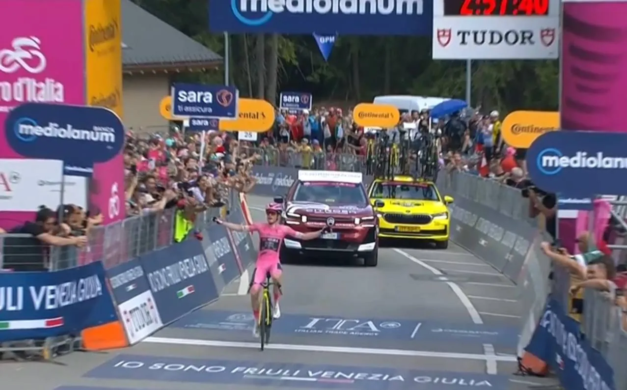 Jonas Vingegaard gana la etapa 16 del Giro de Italia 2026.
