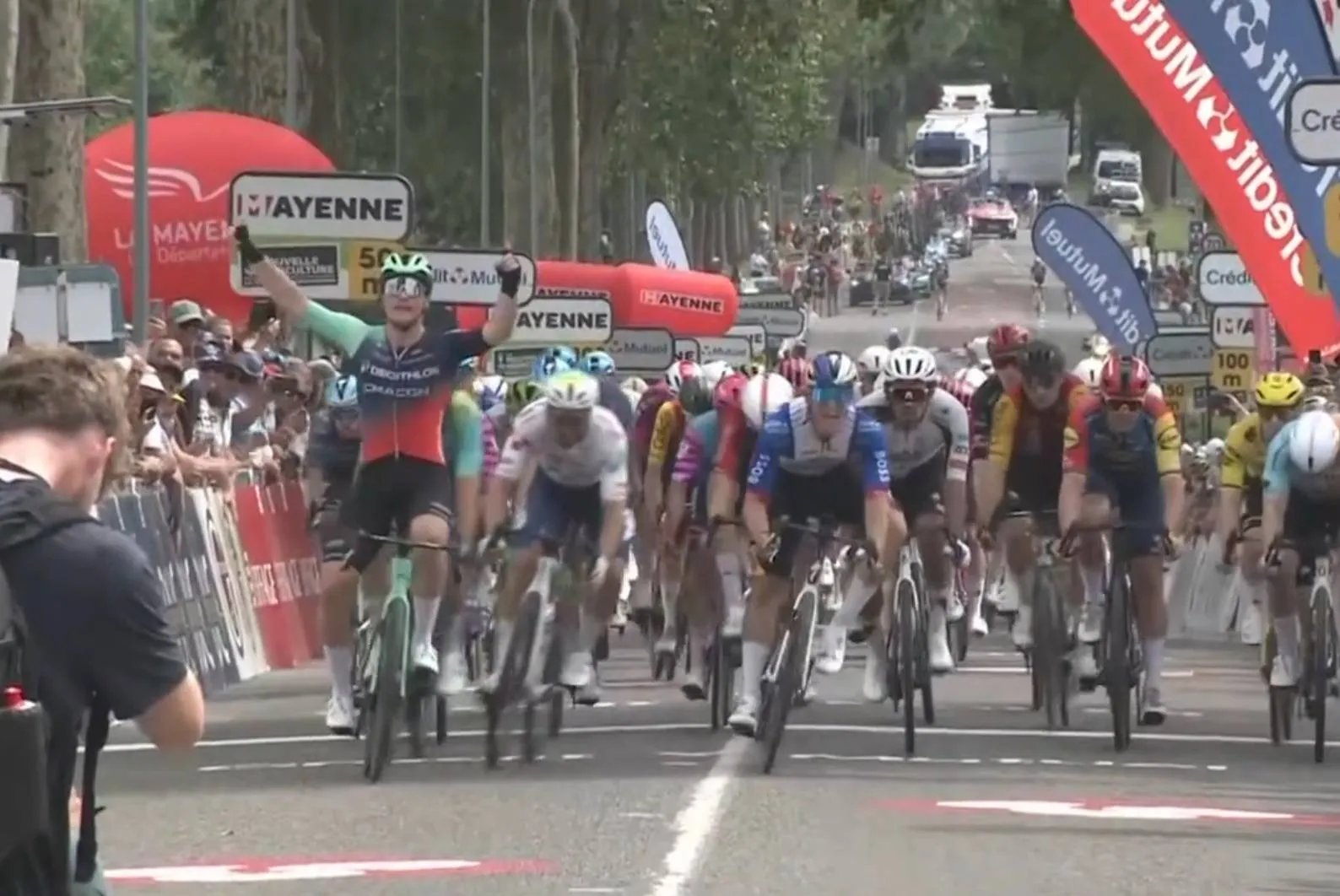 Olav Kooij gana la etapa 1 de Boucles de la Mayenne 2026.