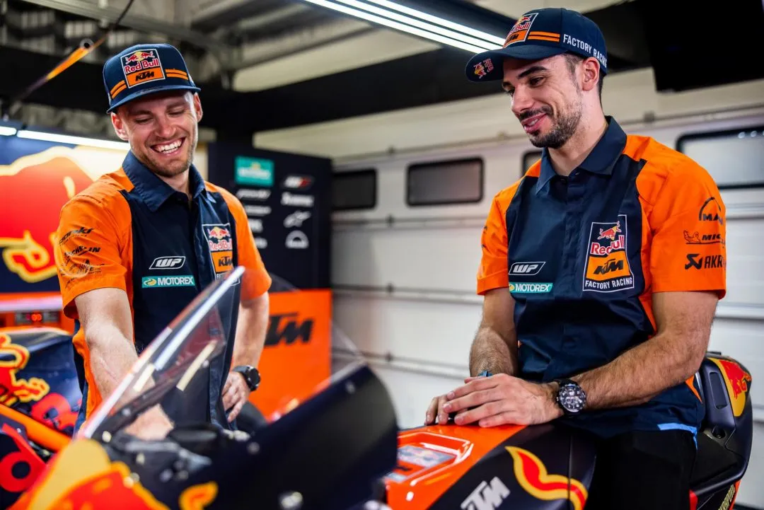 33 brad binder 88 miguel oliveira371848 motogp red bull ktm factory racing 2021 brad binder miguel oliveira 16 gallery full top fullscreen e1611617032523