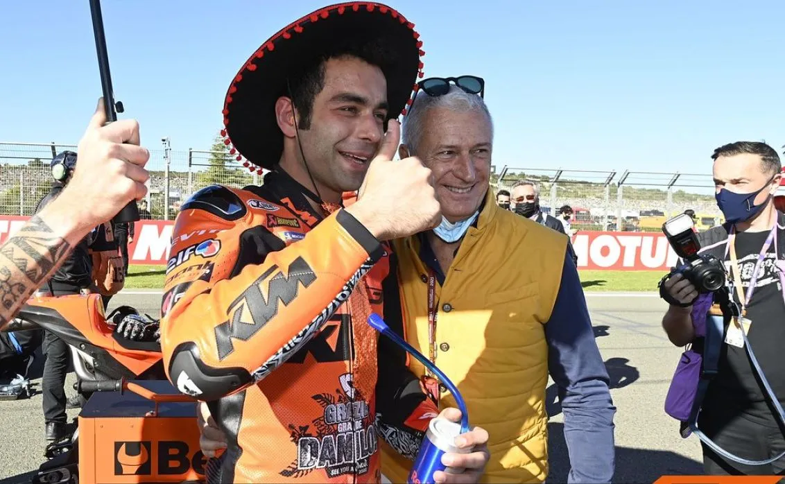 51678926401 d832d4b930 b