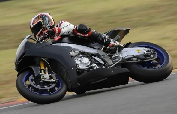 alex hofmann test aprilia rsv4