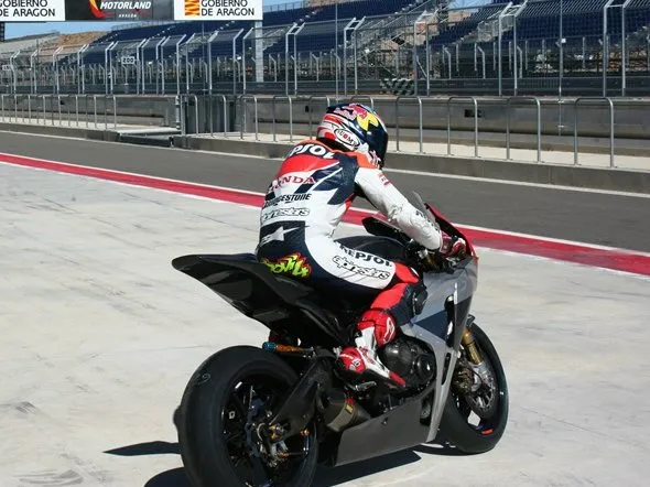 andrea dovizioso box motorland aragon