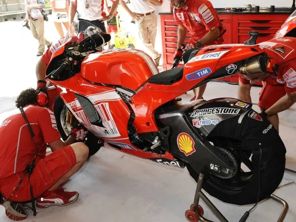 box ducati marlboro team motogp