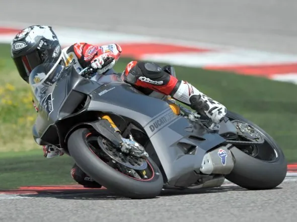carlos checa test ducati 1199 panigale mwc