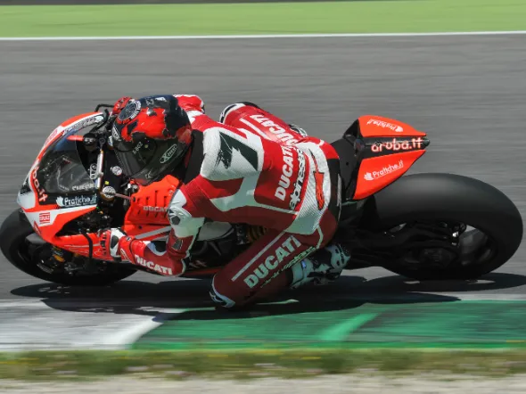 carlos checa test panigale r mugello 2