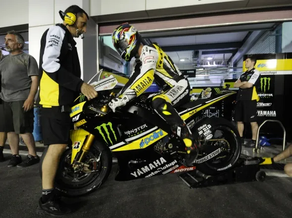 colin edwards pitbox losail 2009