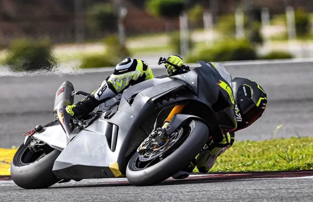 cover alvaro bautista e1581678858422