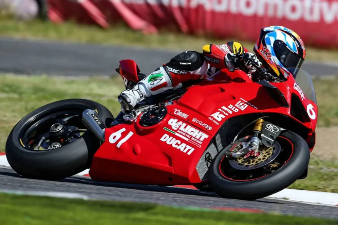 ducati panigale v4 r team de light suzuka