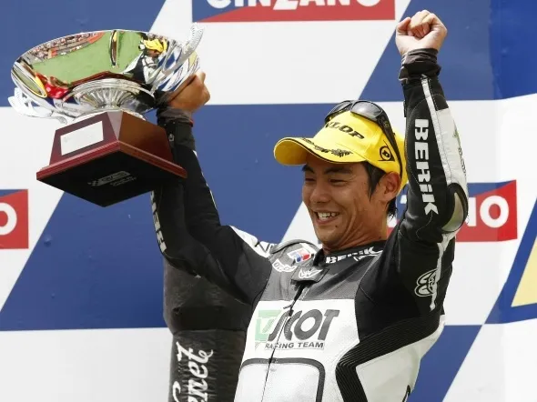 hiroshi aoyama podium