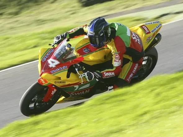 ian hutchinson test swan yamaha cadwell park 1