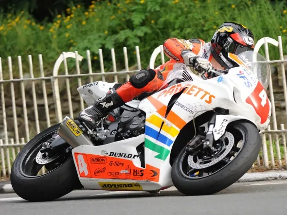 ian hutchinson tourist trophy superstock
