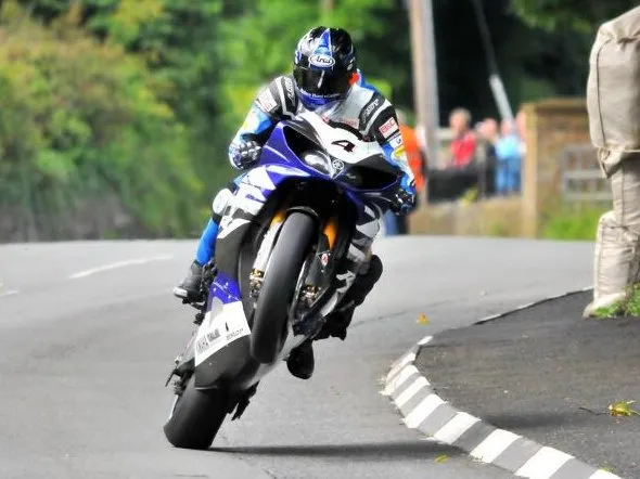 ian hutchinson tt2011 wheeling