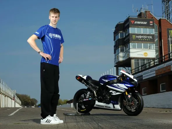 ian hutchinson yamaha tt 2011 1