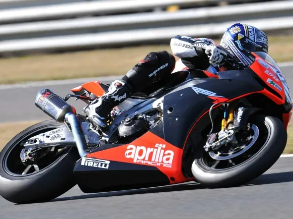 leon camier aprilia racing superbike