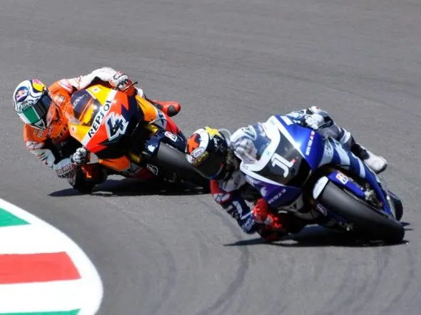lorenzo vs dovizioso mugello 2011