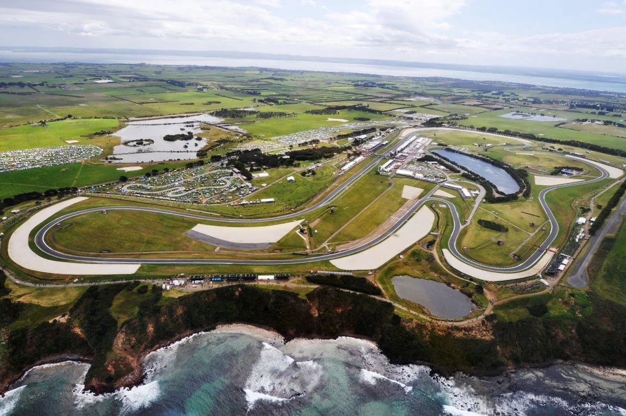 lr australias motorsport mecca the phillip island grand prix circuit credit russell colvin