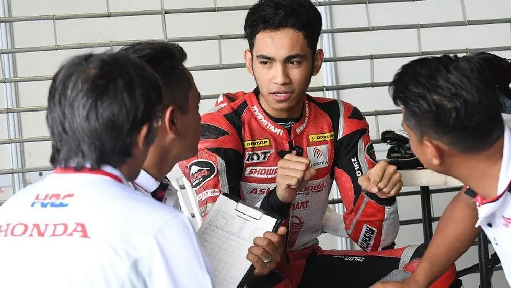 main l andi gilang kasih dua jempol buat ban asb1000 dunlop 02d1511f andi gilang asb1000 dunlop arrc 2019 1