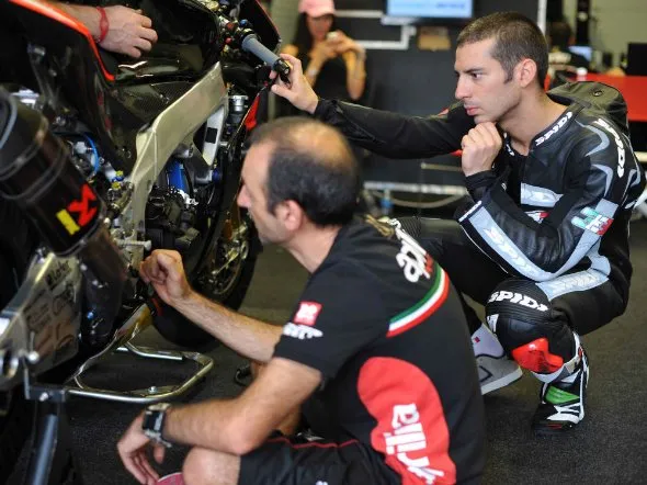 marco melandri test aprilia rsv4 02