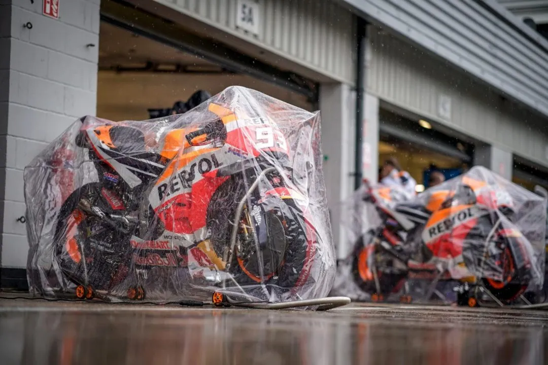 motogp rain cover 2 1536x1024 e1585837955828